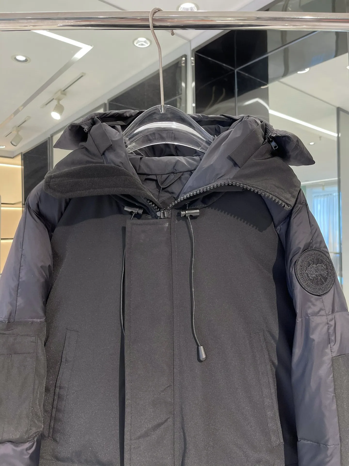 P900 Big Goose Soft Sleeve Short Bomber Jacket Canada Goose Canada Goose Chilliwack Series Solid Color Hooded Fitted Long Sleeve Down Jacket Paradigm Series Down Jacket Short Big Goose Soft Sleeve Down Jacket White The inner straps make the jacket easy to carry on the shoulders, freeing your hands. Special features: light, thick, handsome Size xs-xxl Color black, white